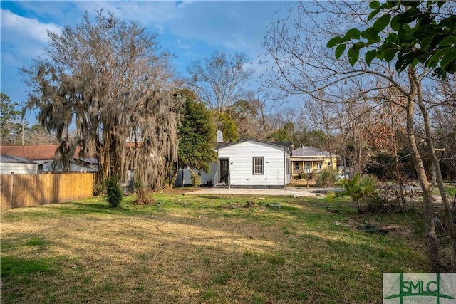 view of yard featuring a patio