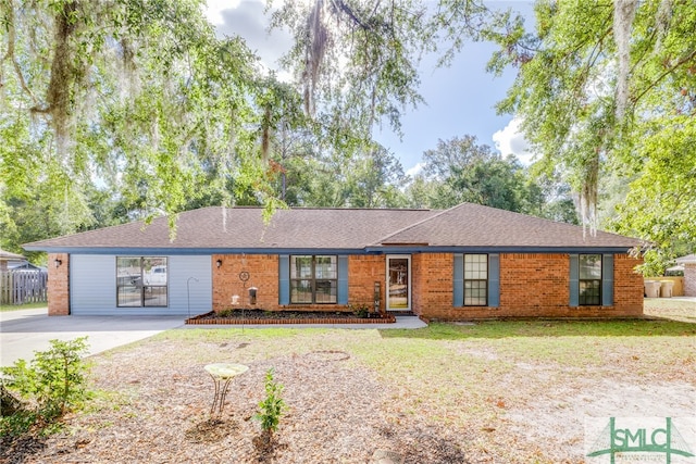 ranch-style house featuring a front lawn