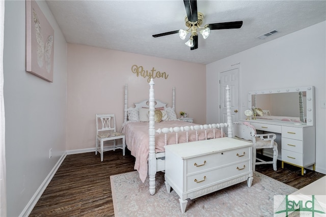 bedroom featuring ceiling fan, a textured ceiling, and dark hardwood / wood-style flooring