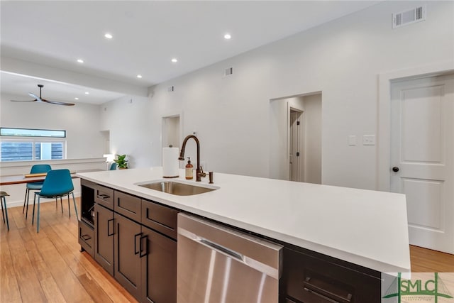 kitchen with dishwasher, sink, a kitchen island with sink, ceiling fan, and light hardwood / wood-style flooring