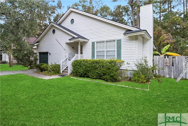 view of front of home featuring a front yard