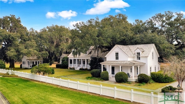 view of front facade featuring a front lawn