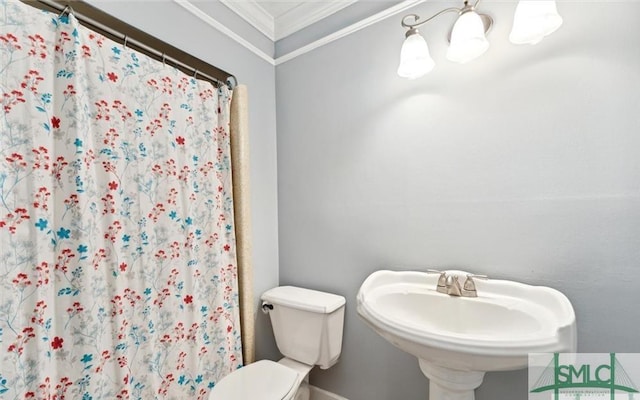 bathroom with sink, toilet, a shower with shower curtain, and ornamental molding