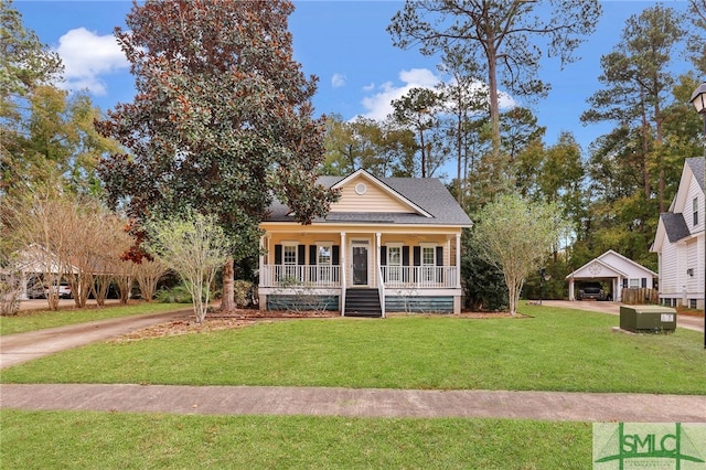 view of front facade featuring covered porch and a front lawn