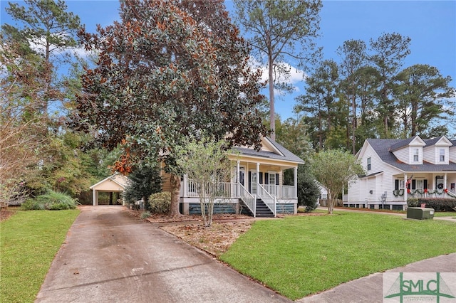 view of front of house featuring covered porch, a carport, and a front lawn