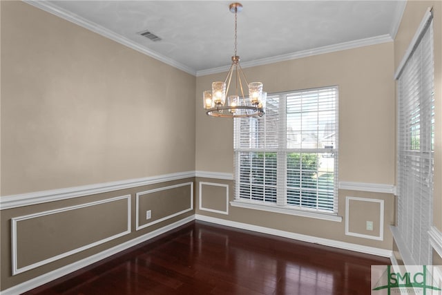 unfurnished room featuring dark wood-type flooring, a chandelier, and crown molding