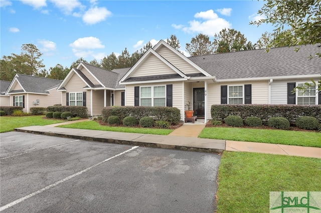 view of front of property featuring a front yard