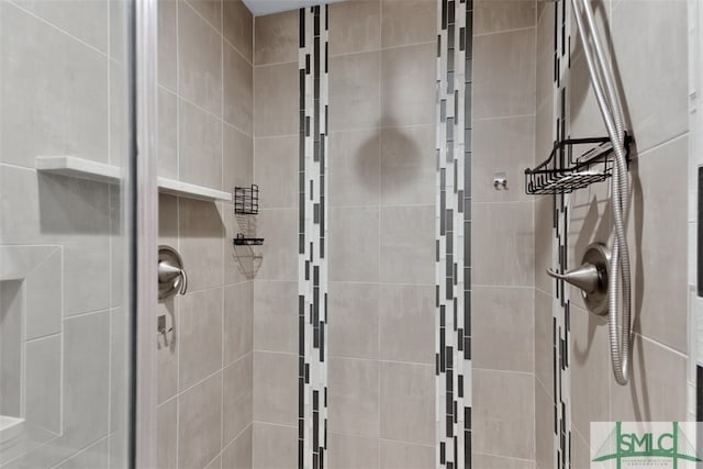 bathroom featuring a tile shower