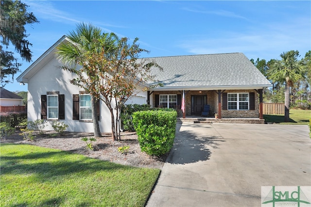 view of front of house featuring covered porch and a front lawn