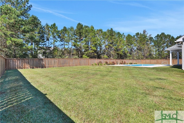 view of yard featuring an empty pool