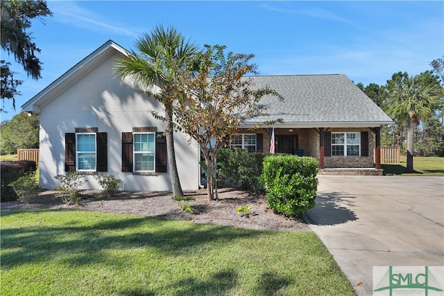 view of front of house with a front lawn