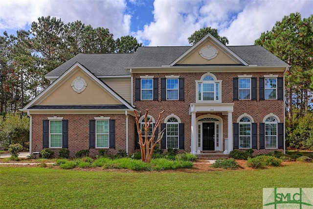 view of front facade with a front lawn