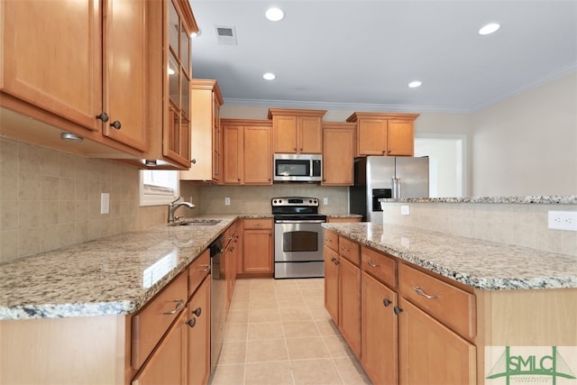 kitchen featuring stainless steel appliances, sink, and a kitchen island