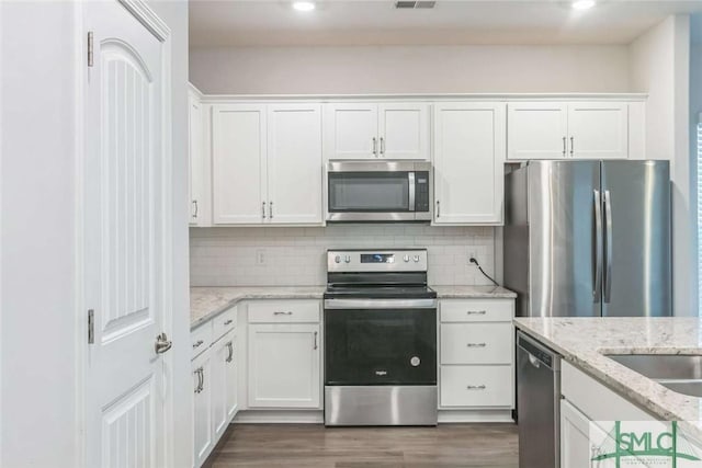 24 Pomona Cir, Savannah, GA 31419 - kitchen with stainless steel appliances, dark wood-style floors, white cabinets, backsplash, and recessed lighting