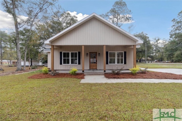 215 Wildwood Dr, Sylvania, GA 30467 - bungalow-style house with covered porch and a front yard