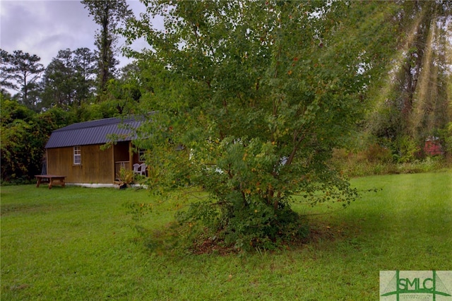 view of yard featuring a shed