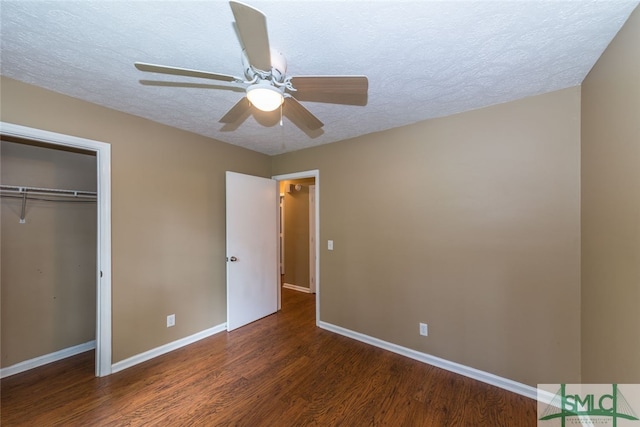 unfurnished bedroom featuring ceiling fan, dark hardwood / wood-style floors, a textured ceiling, and a closet