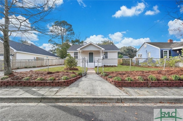 view of front of property with a front lawn and covered porch