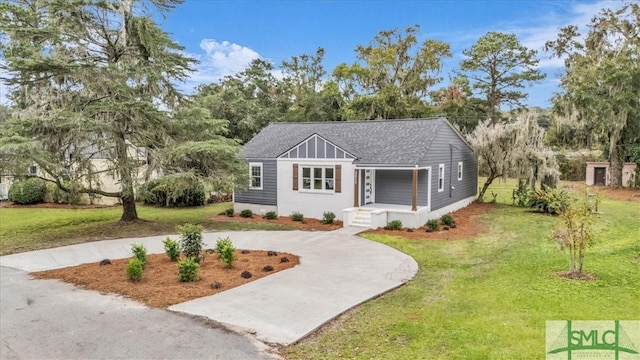 view of front of house with a front lawn