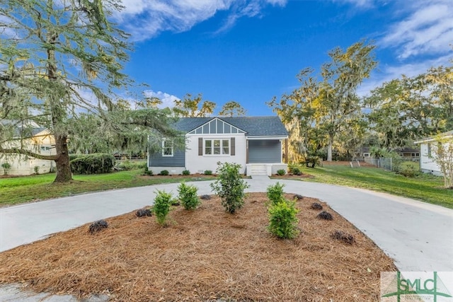 single story home featuring a front yard