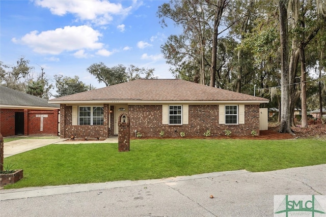 single story home featuring a front yard