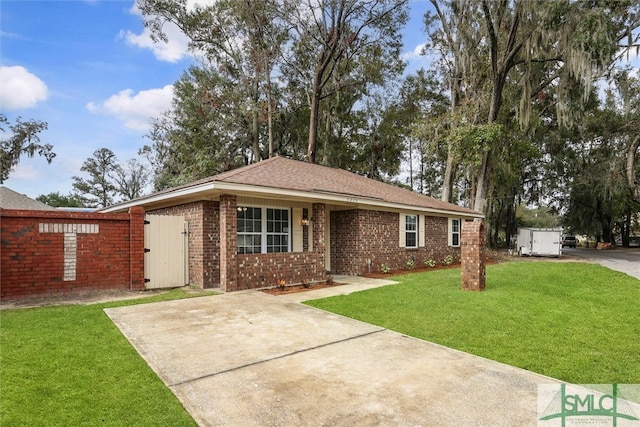 ranch-style house featuring a front yard