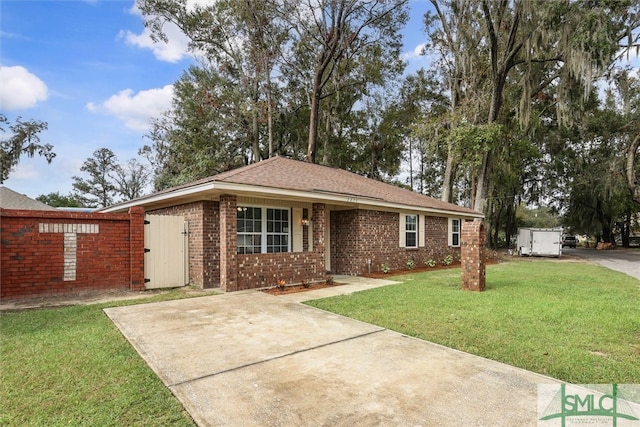 single story home with a front lawn