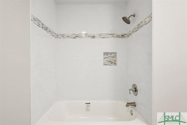 bathroom featuring tiled shower / bath combo