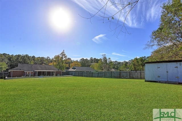 view of yard featuring a storage unit