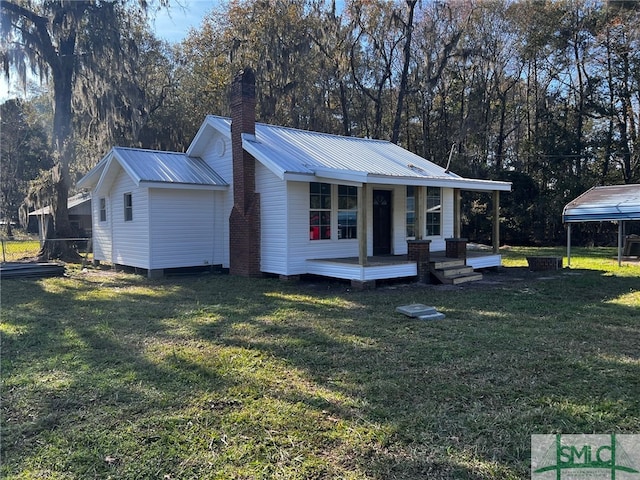 view of front of home with a front yard and covered porch