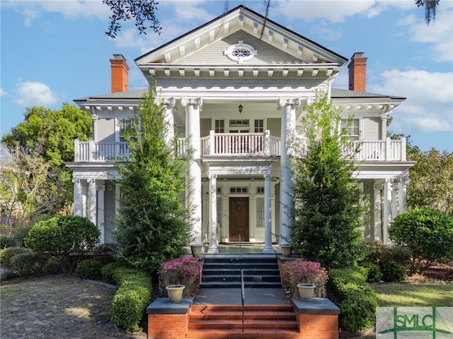 18 E 34th St, Savannah, GA 31401 - greek revival house featuring a balcony and a chimney