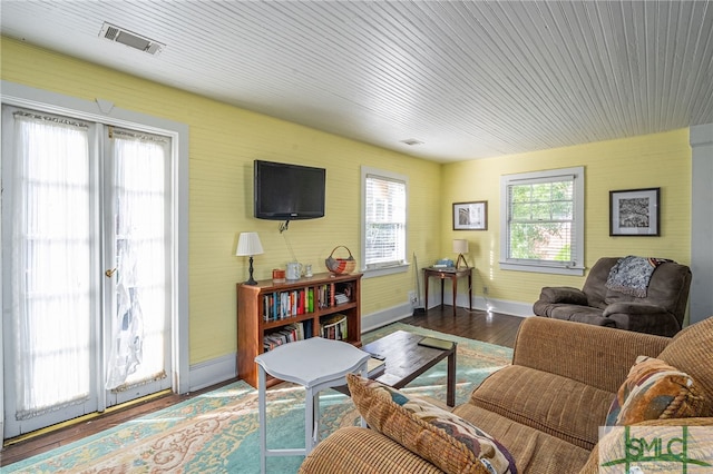 18 E 34th St, Savannah, GA 31401 - living area featuring baseboards and wood finished floors