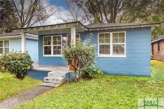 view of front of property with a front yard