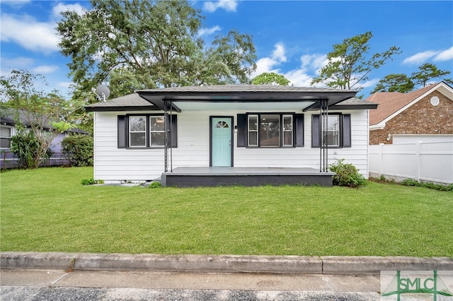 view of front of property featuring a front lawn and covered porch