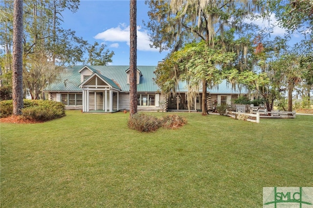 view of front of house featuring a front yard