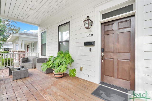 entrance to property featuring an outdoor living space and a porch