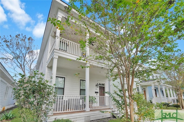 view of front of property featuring a porch