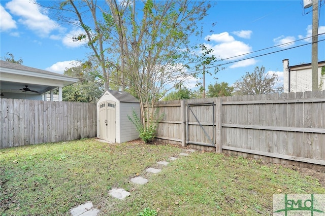 view of yard featuring a shed