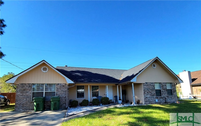 single story home featuring a front lawn