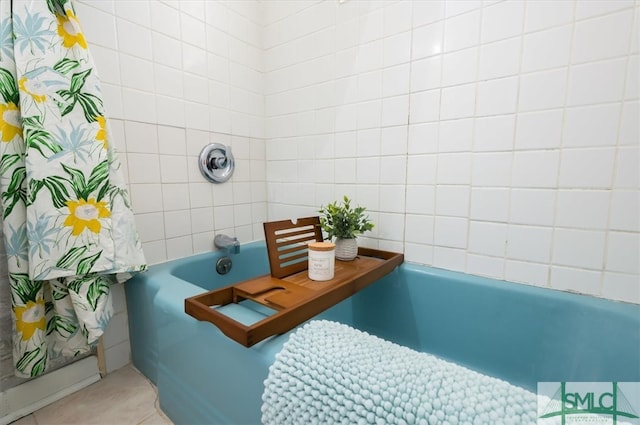 bathroom featuring a washtub