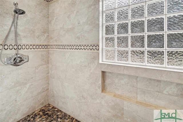 bathroom featuring a tile shower