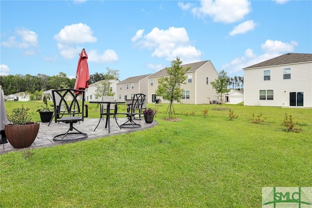 view of yard featuring a patio