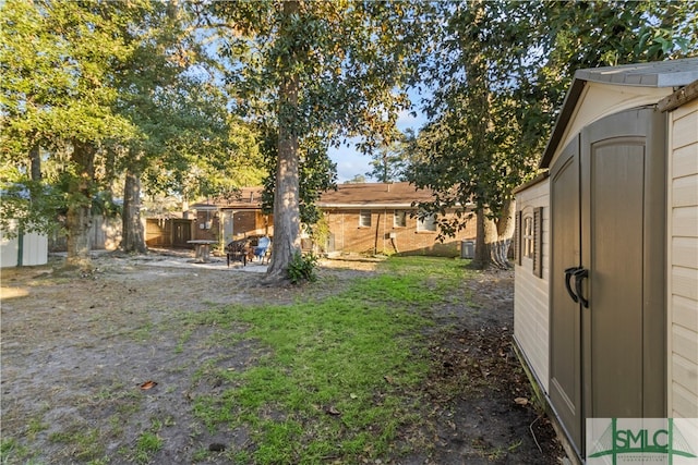 view of yard featuring a shed