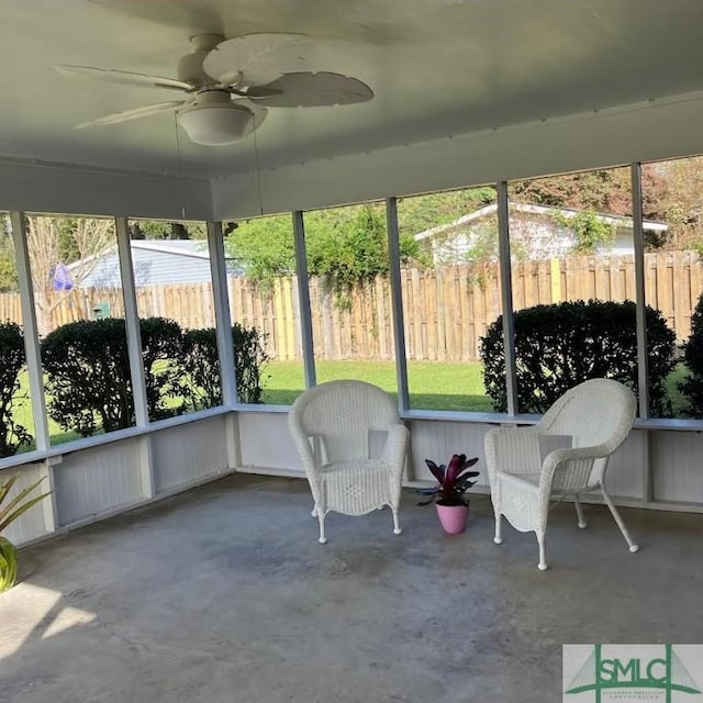 sunroom with ceiling fan