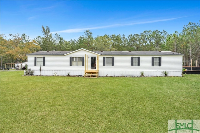 manufactured / mobile home featuring a front lawn