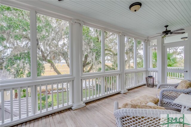 sunroom with ceiling fan