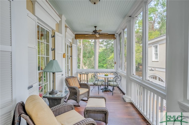 sunroom with ceiling fan