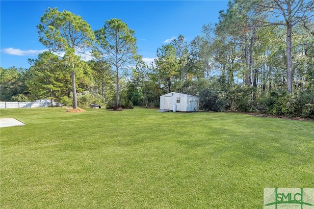 view of yard featuring a shed