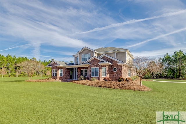 craftsman inspired home featuring a front lawn