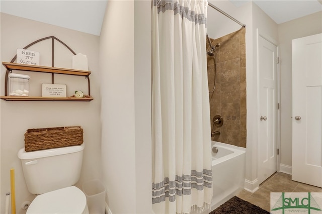 bathroom featuring toilet, vaulted ceiling, tile patterned floors, and shower / tub combo with curtain